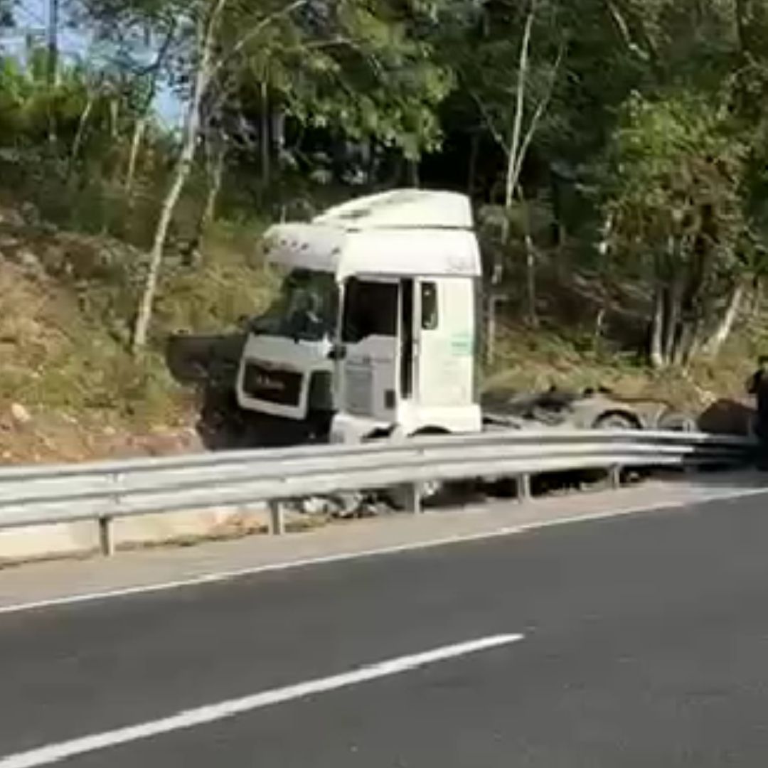Cierran Autopista México-Tuxpan por Volcadura de Pipa tras Chocar con Camión Refresquero